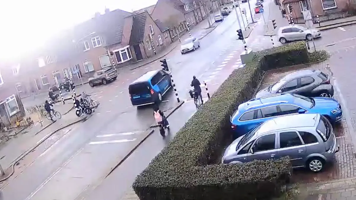 thumb_vk_Busje_in_Almelo_wil_naar_links_gaat_naar_links_en_uiteindelijk_wordt_fatbiker_aangereden