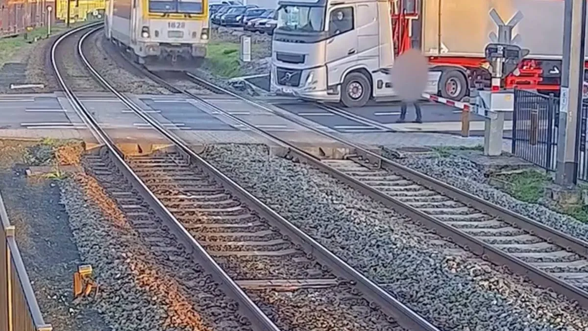 thumb_vk_Net_geen_ramp_in_Belgie_vrachtwagen_klem_op_spoor_trein_mist_m_op_centimeters