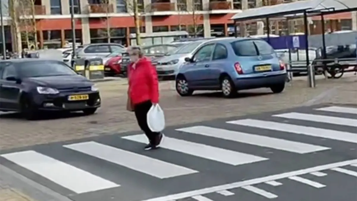 thumb_vk_Wegpiraat_scheurt_over_zebrapad_in_Emmeloord_en_mist_winkelende_vrouw_op_een_haar_na