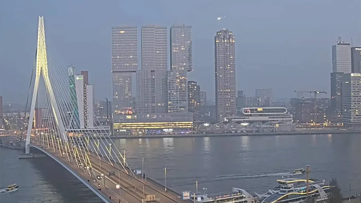 thumb_vk_Zon_grote_vuurbal_boven_Rotterdam_jonguh_waarschijnlijk_een_meteoor_boven_Roffa