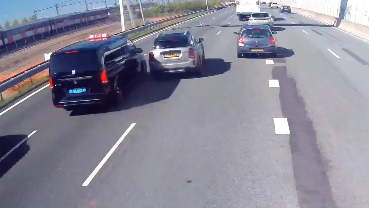 thumb_vk_-Aanrijding_op_de_ring_A10_maar_wie_is_er_nu_fout