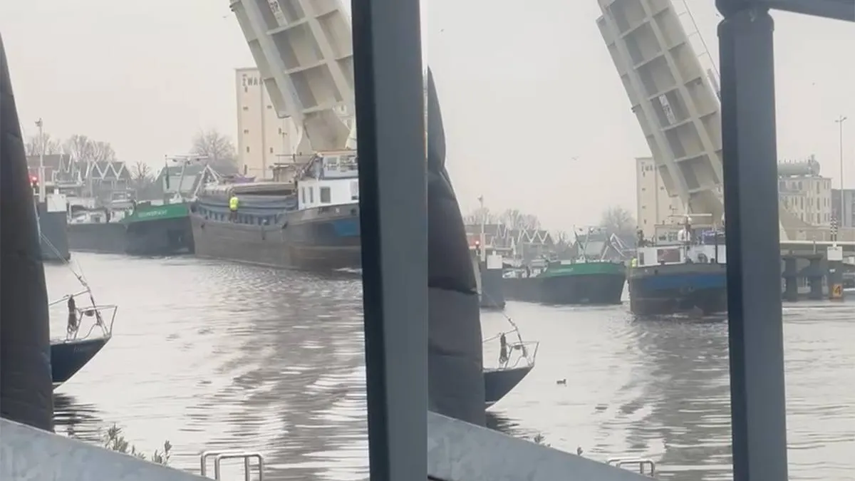 thumb_vk_Botsing_op_de_Zaan_twee_binnenvaartschepen_raken_elkaar_bij_brug_in_Zaandam