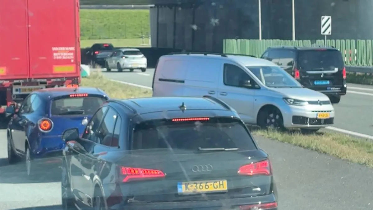 thumb_vk_Ongeduldige_automobilist_keert_op_de_snelweg_en_maakt_kennis_met_moeder_Karma