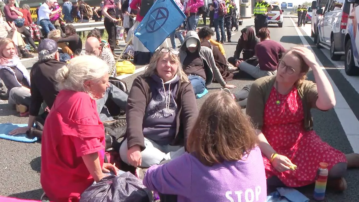 thumb_vk_Politie_kan_het_bijna_niet_meer_uitleggen_Keiharde_klappen_in_Loosdrecht_XR_mag_A12_bezetten