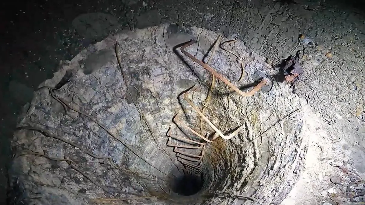 thumb_vk_Vloggers_kijken_binnen_in_vliegfabriek_WO_II