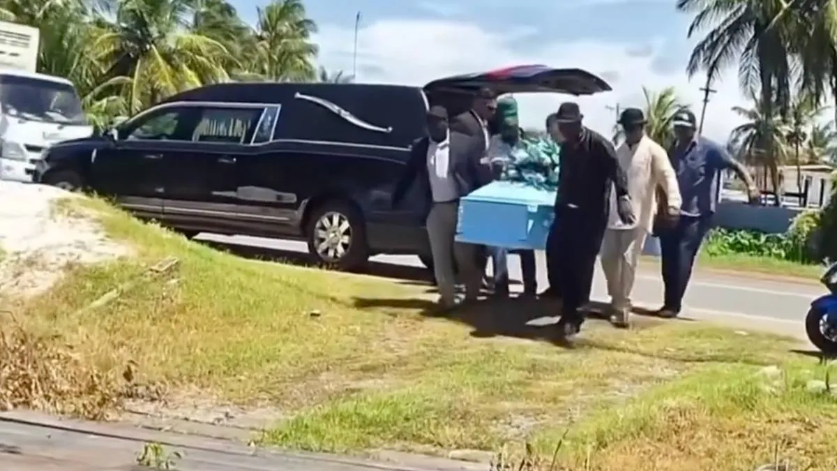 thumb_vk_Begrafenis_in_Guyana_verandert_in_nachtmerrie_wanneer_lichaam_uit_kist_valt_tijdens_ceremonie