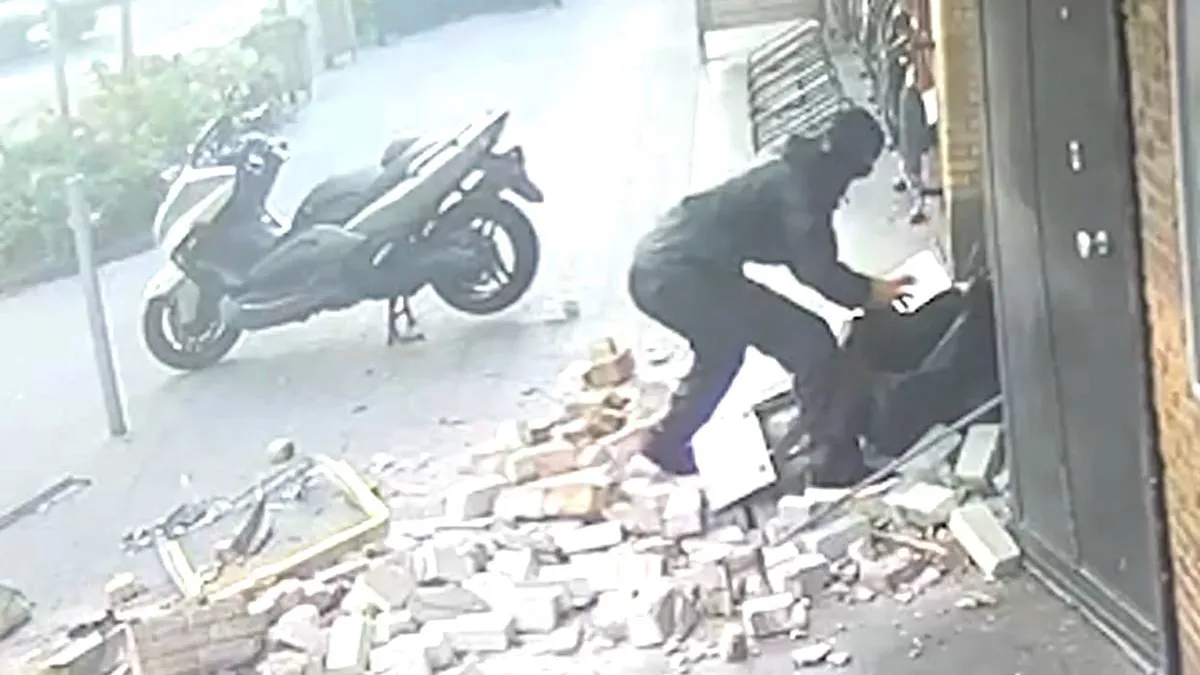 thumb_vk_Politie_deelt_beelden_van_plofkraak_in_Drachten_herken_jij_deze_scooter_of_verdachten