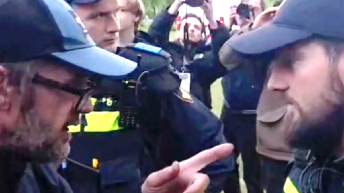 thumb_vk_Strijder_in_Loosdrecht_maakt_politie_duidelijk_dat_ze_naar_huis_moeten_gaan