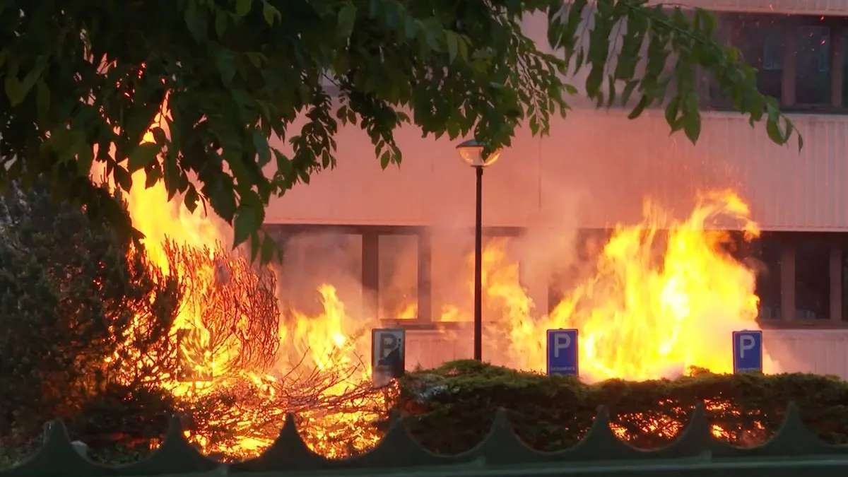 thumb_vk_Video_van_gezellig_avondje_rellen_in_Loosdrecht_Asielopvang_in_fik_gestoken_met_vuurwerk