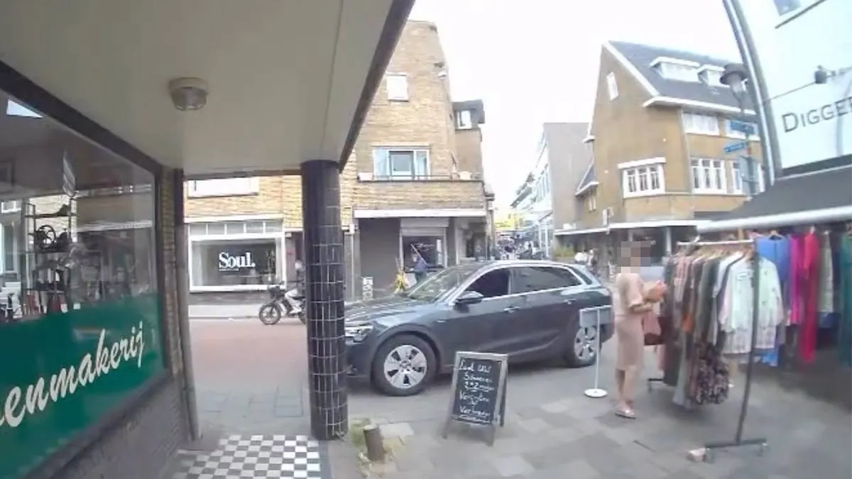 thumb_vk_Vrouw_in_Hilversum_vergeten_even_dat_je_moet_betalen_voor_kleding