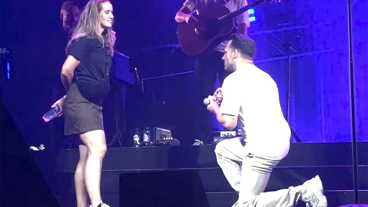 thumb_vk_Vrouw_zegt_nee_tegen_huwelijksaanzoek_op_podium_tijdens_concert_Miss_Montreal_pijnlijk_moment_voor_volle_AFAS_Live