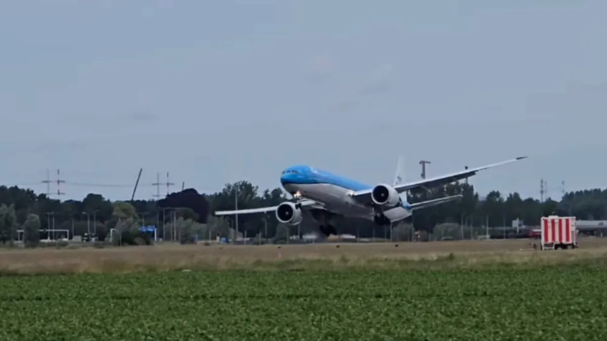 thumb_KLM_777_go-round