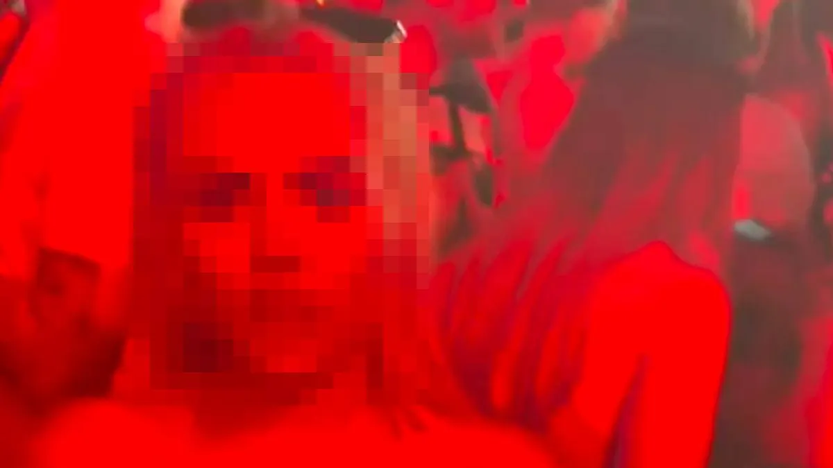 thumb_vk_Festivalganger_doet_nog_even_een_snelle_controle
