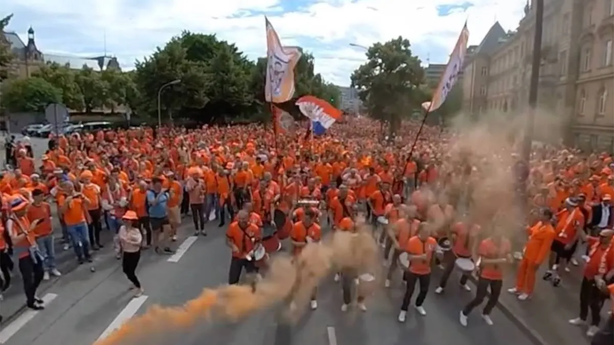 thumb_vk_In_de_sfeer_komen_van_Nederland_tegen_Japen_met_grootste_oranje_samba_band_van_de_wereld
