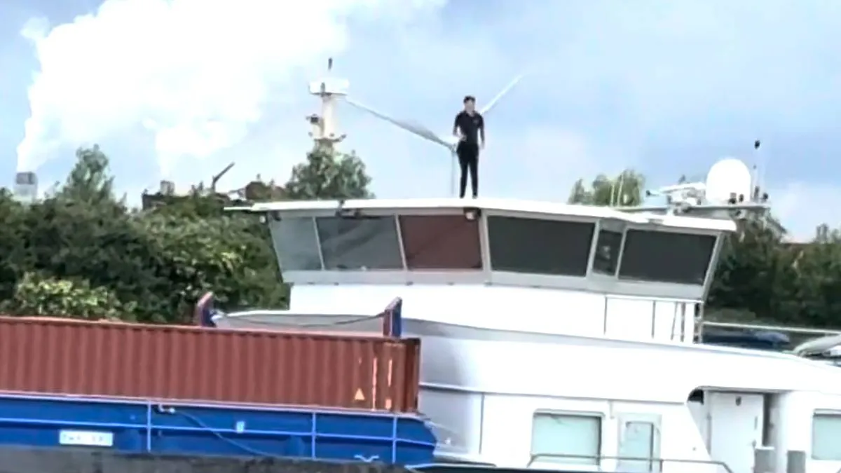 thumb_vk_Man_op_binnenvaartschip_kan_History_of_Hardcore_Festival_in_Zaandam_wel_waarderen