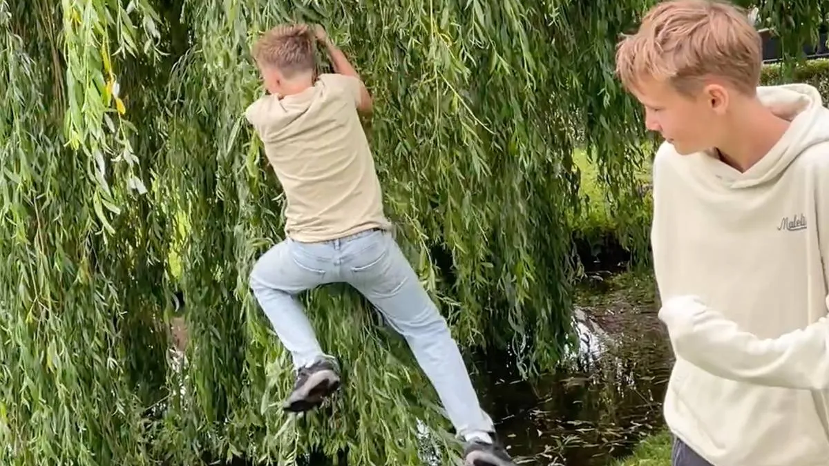 thumb_vk_Viraal_gaan_is_ook_gaan_Jesse_hangt_aan_een_boom_en_flikkert_in_het_water