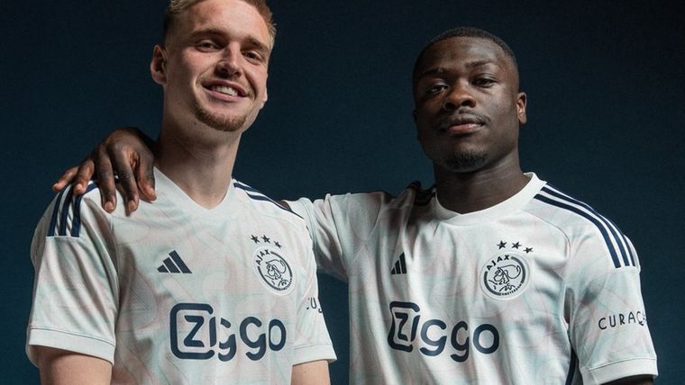 Volg ons Aanpassingsvermogen Kwelling Ajax presenteert nieuw uittenue: club voor het eerst sinds jaren tachtig in  het wit