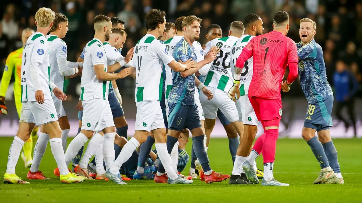Bizarre beelden: Vaessen gaat compleet door het lint en deelt vuistslagen uit aan Ajacied | Ajax Showtime