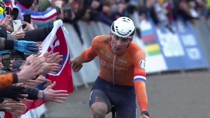 Van der Poel staat voor lastige keuze: 'Niet ondenkbaar dat er nieuwe grote  kanonnen richting Vlaanderen komen' | Indeleiderstrui.nl