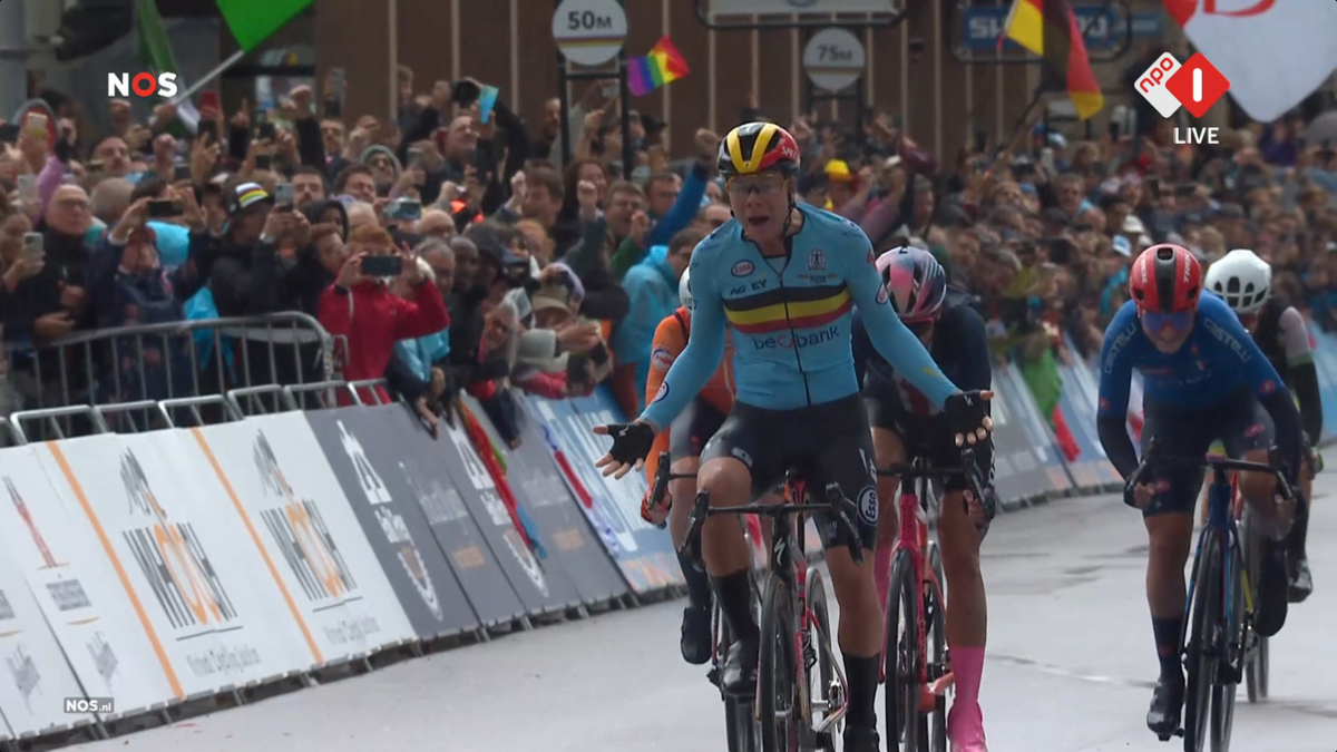 Nederland en Wöllering gaan het tegen elkaar op, maar Kopecky komt als beste uit de bus en prolongeert zijn wereldtitel