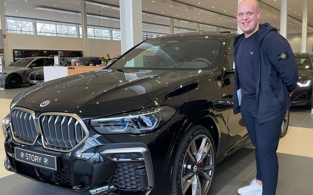 PHOTO Van Gerwen shows off his brand new BMW X6 M50i