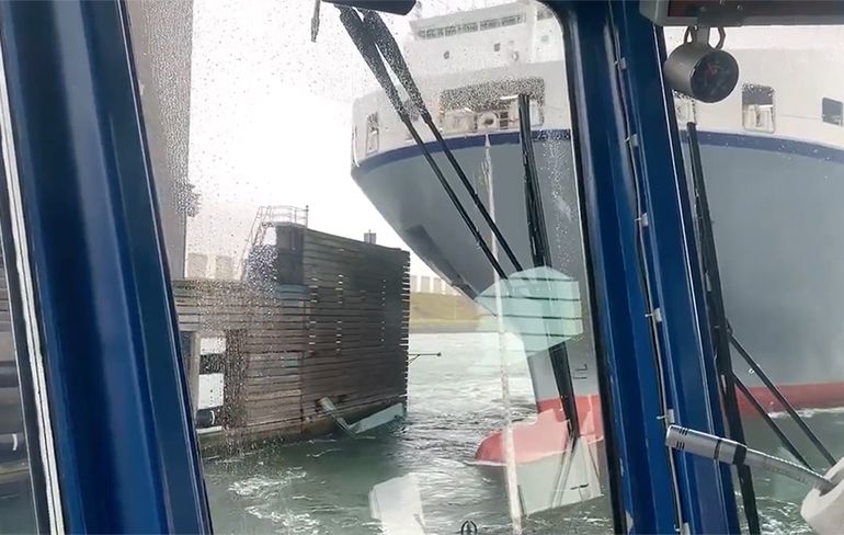 Boot vaart zichzelf lek tegen De Calandbrug
