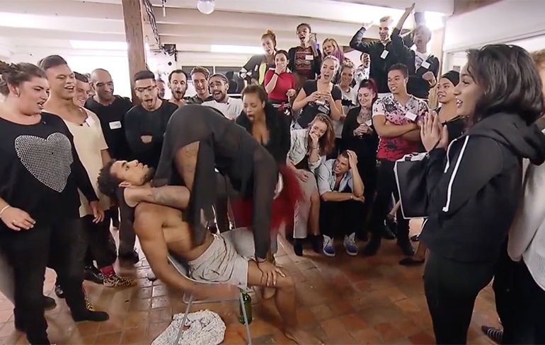 Jarige krijgt lapdance in programma Get The F*ck Out Of My House
