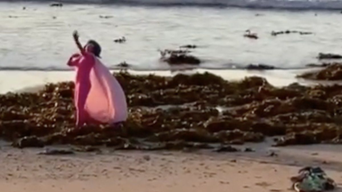Australische dame heeft iets wat apart strandritueel