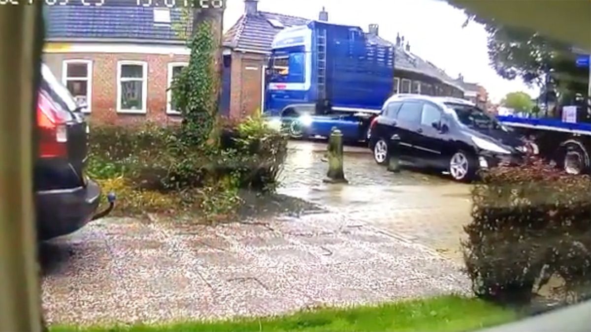 Automobilist zal spijt hebben van fout geparkeerde auto... Vrachtwagen maakt schade
