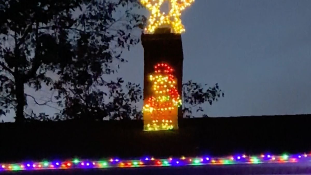 Kerstman lijkt zich prima te vermaken op het dak