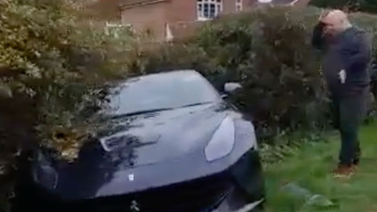 You can't park that there met een Ferrari F12