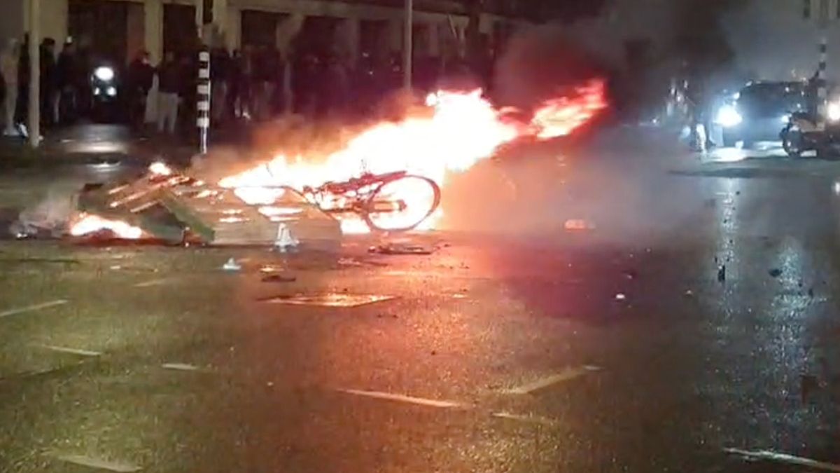 Mensen hebben de smaak te pakken, politie vanavond op meerdere plekken bekogeld met zwaar vuurwerk