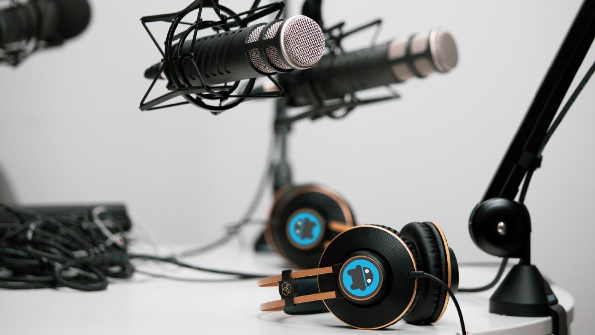 28 percent of readers listen to a podcast every day