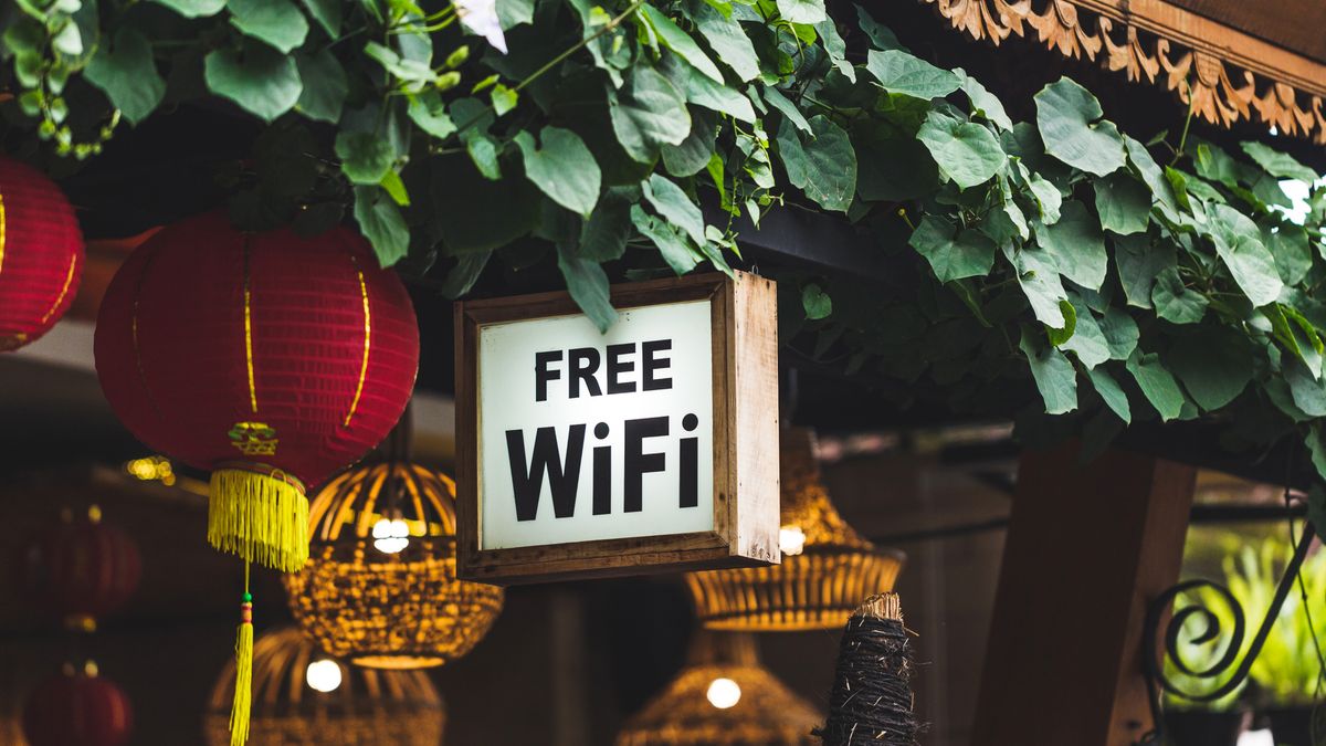 Free WiFi hotspots during the holidays: you need to know this