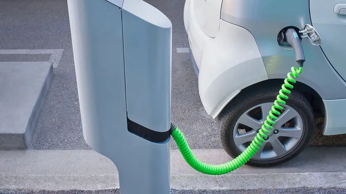 Crisi in Medio Oriente: costi a confronto tra auto elettriche, benzina e gasolio