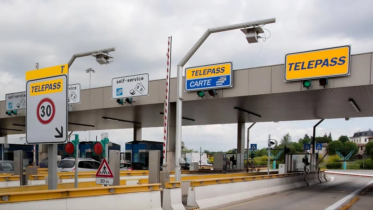 Sbarra bloccata al casello: rischi e multe per la retromarcia