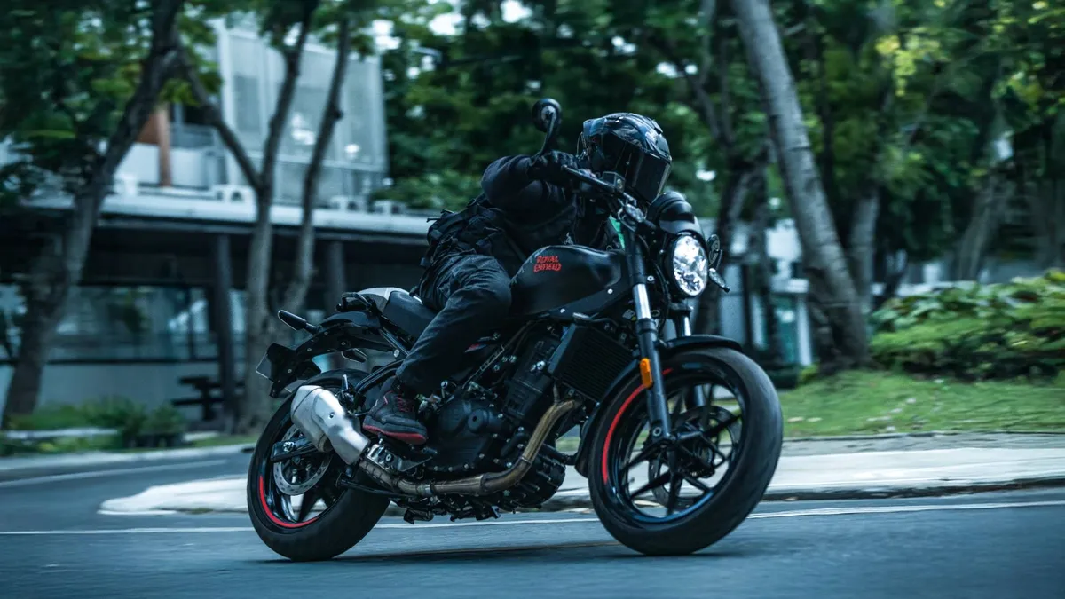 Royal Enfield Guerrilla 450 APEX 2026: novità, caratteristiche e prezzi della nuova roadster sportiva