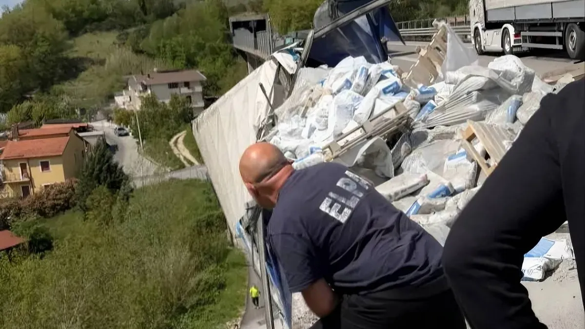 Incidente mortale sulla SS690 in Abruzzo: un autoarticolato precipita da un viadotto