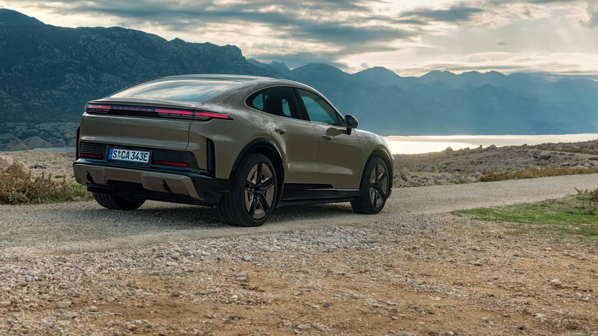 Arriva la Porsche Cayenne Coupé Electric: ispirata alla 911, potenza fino a 1.156 CV