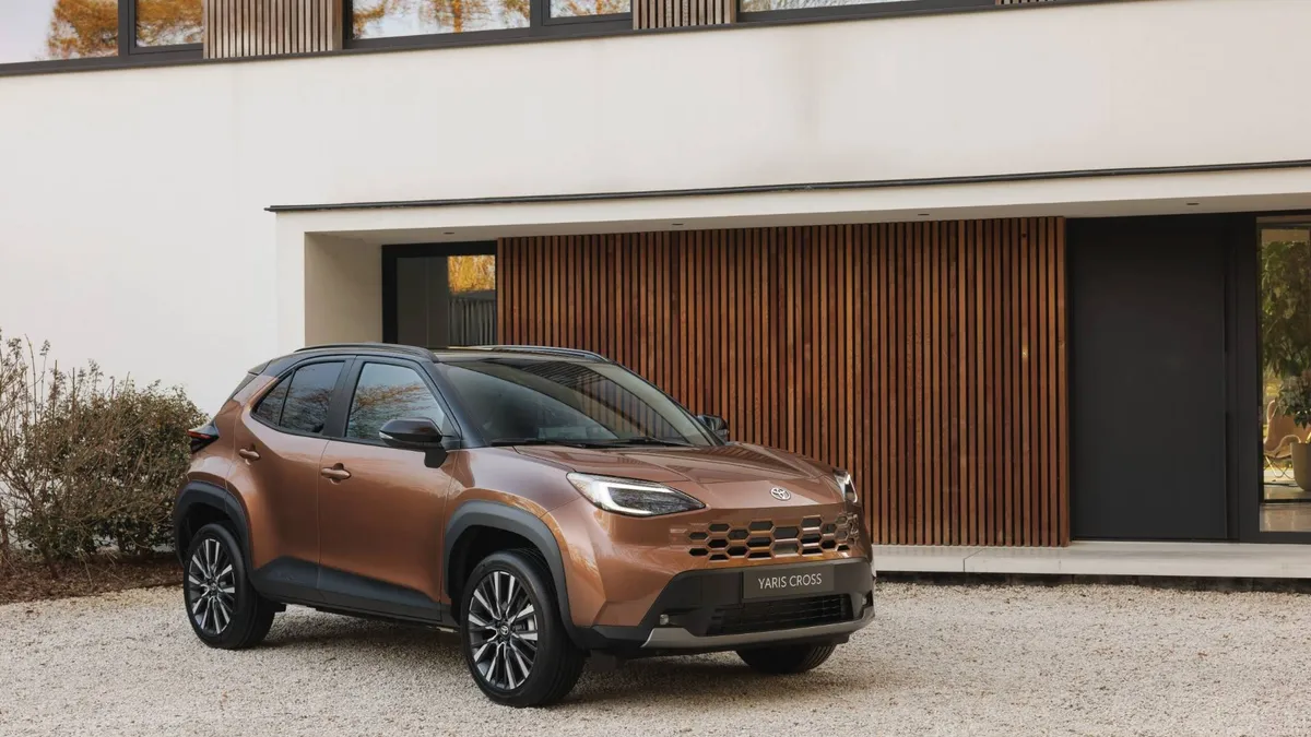 Toyota Yaris Cross si rinnova: nuovo design e materiali sostenibili per il B-SUV ibrido leader in Europa