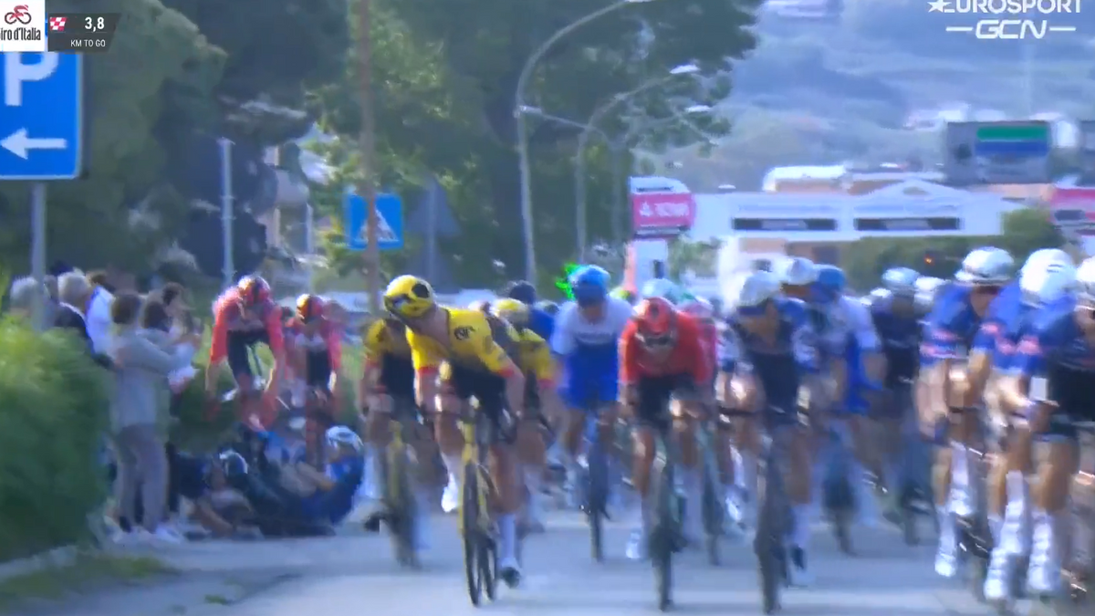 VIDEO Crash that ended Mark Cavendish and others hopes of stage win at