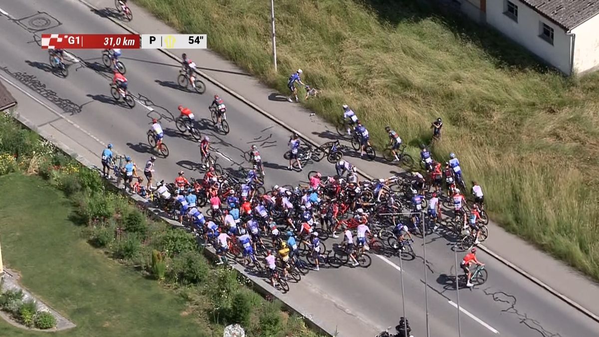 VIDEO Big crash at the Tour de Suisse sees numerous riders go down