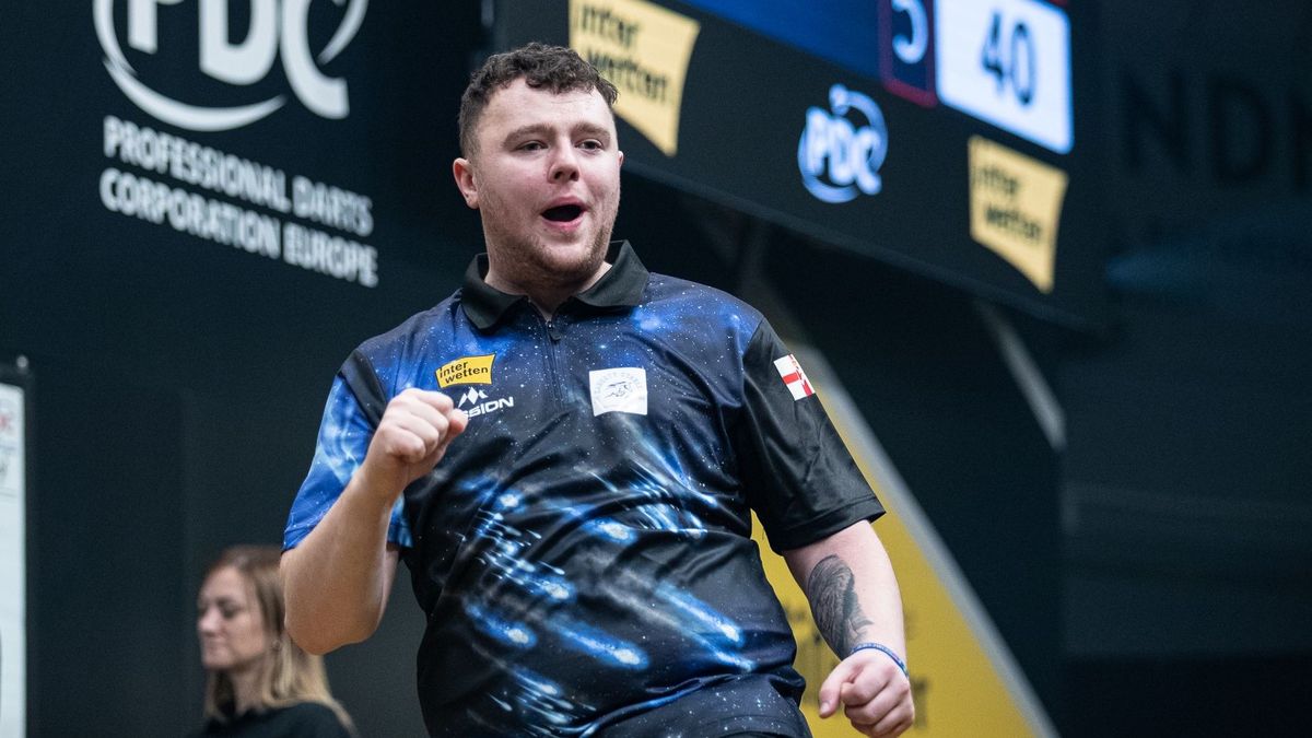 Rock closes in on top 32 debut, Aspinall levels with Van den Bergh in