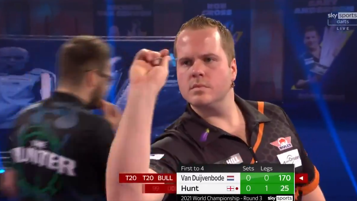 VIDEO Van Duijvenbode gooit zijn eerste 170 finish op WK Darts