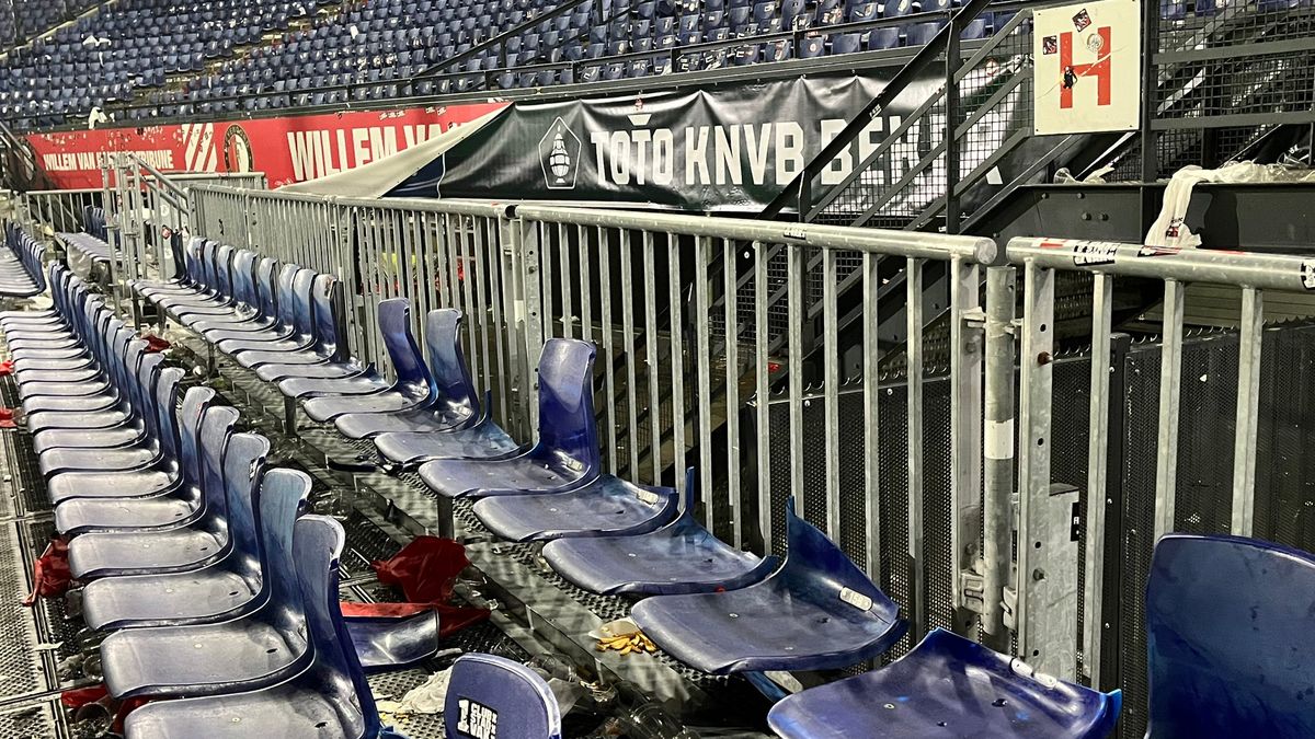 Vernielingen in De Kuip na bekerfinale tussen PSV en Ajax | FR12.nl