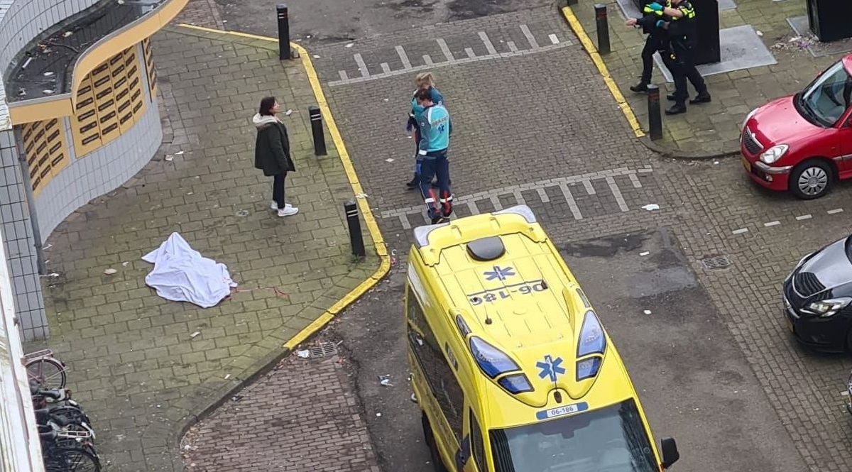 Vrouw springt van 7e verdieping flat Vrouw springt van 7e verdieping flat