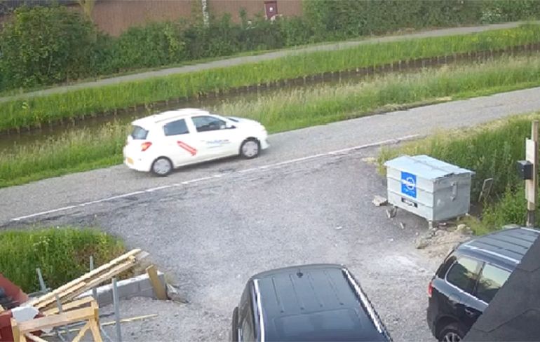 Automobilist in Naaldwijk wil uitwijken voor tegenligger... Gaat Fout!