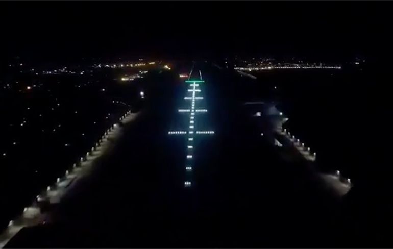Duitse Luchtmacht filmt nachtelijke landing op vliegveld Kabul
