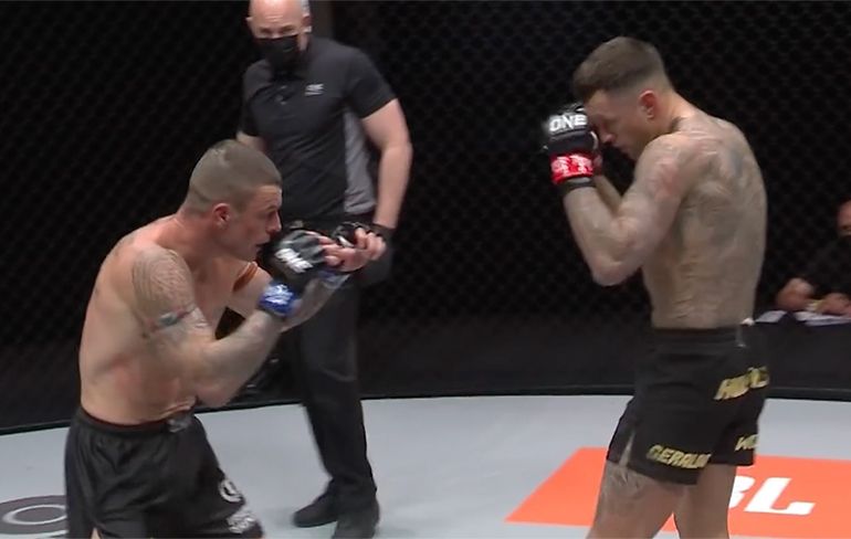 Nieky Holzken slaat Wayne Parr na twee rondes knock-out in Muay Thai-gevecht