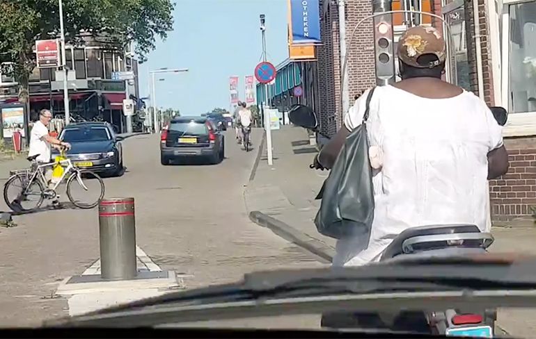 Scooterrijdster in Zaandam staat onnodig stil voor verkeerspaaltje